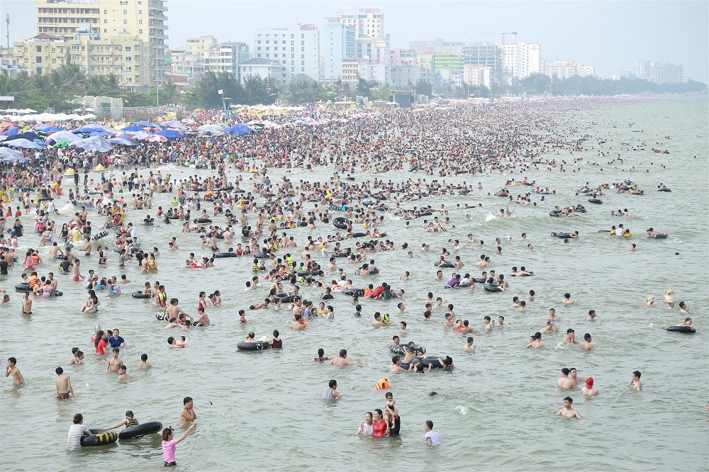 ‘Biển người’ nêm chặt biển Sầm Sơn dịp nghỉ lễ 30/4 – 1/5